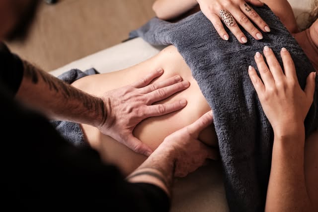 Mans treballant la zona abdominal
